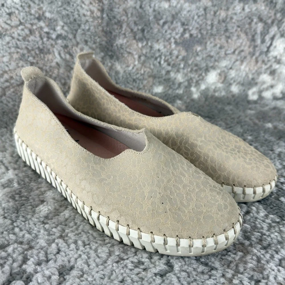 Skechers Size 7 Slip On Casual Walking Leather Shoes Beige Flat Comfort